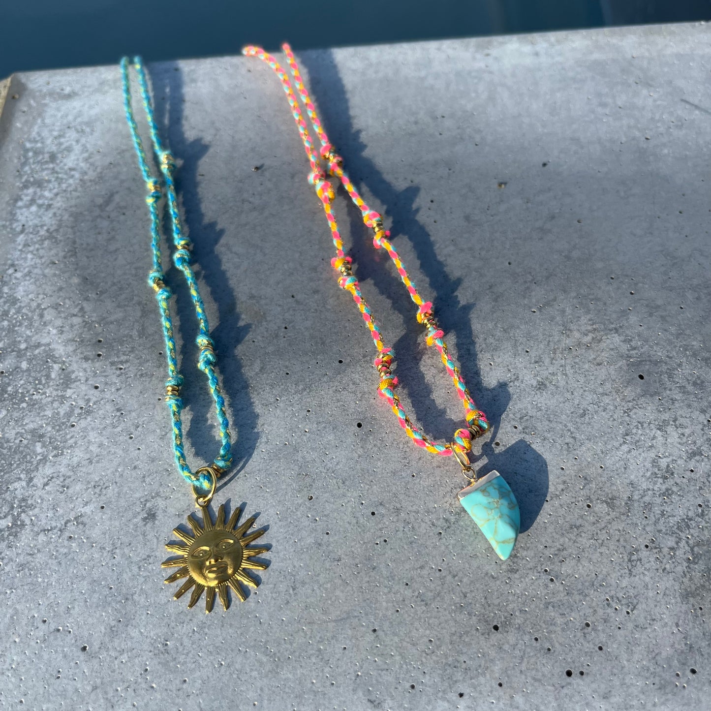 Collier Coralia – Collier cordon torsadé, pendentif soleil & perle naturelle