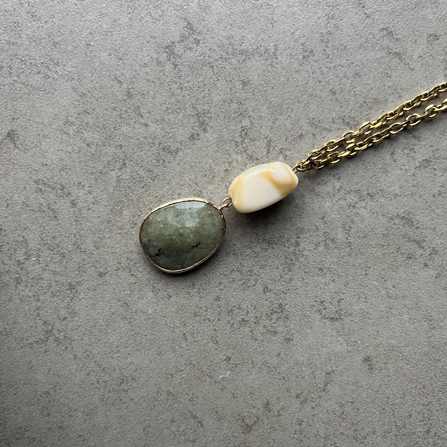 collier acier inoxydable doré labradorite verte
collier pierre naturelle verte femme
bijou bohème chic labradorite
collier doré résistant eau femme