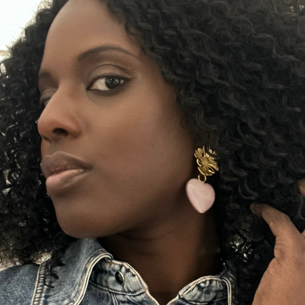 boucles d’oreilles femme cœur  fleur dorée Flora bijou tendance chic
