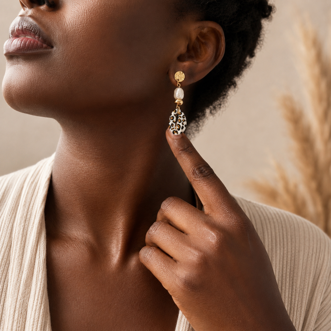 Boucles d’oreilles Safari Doré – Perles d’eau douce & imprimé sauvage