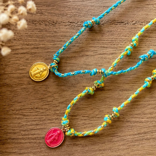 Collier Pia en cordon tressé turquoise jaune et doré avec médaille – La Boutique Nomade