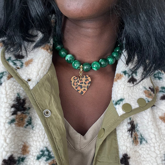 Collier Wild Love en perles rondes acrylique avec pendentif cœur léopard en acétate. Bijou tendance femme monté sur fil élastique