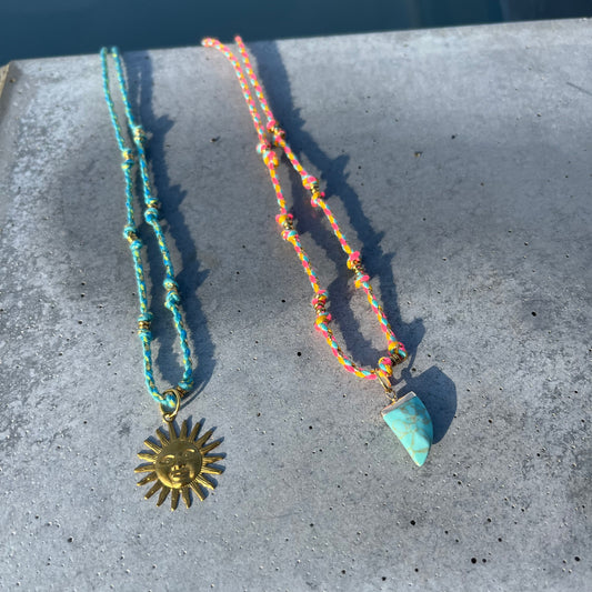 Collier Coralia – Collier cordon torsadé, pendentif soleil & perle naturelle