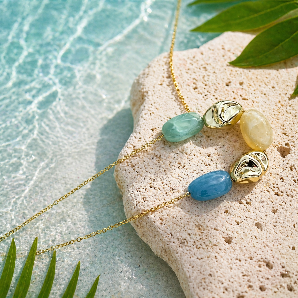 Collier Lagune en acier inoxydable doré & perles colorées irrégulières