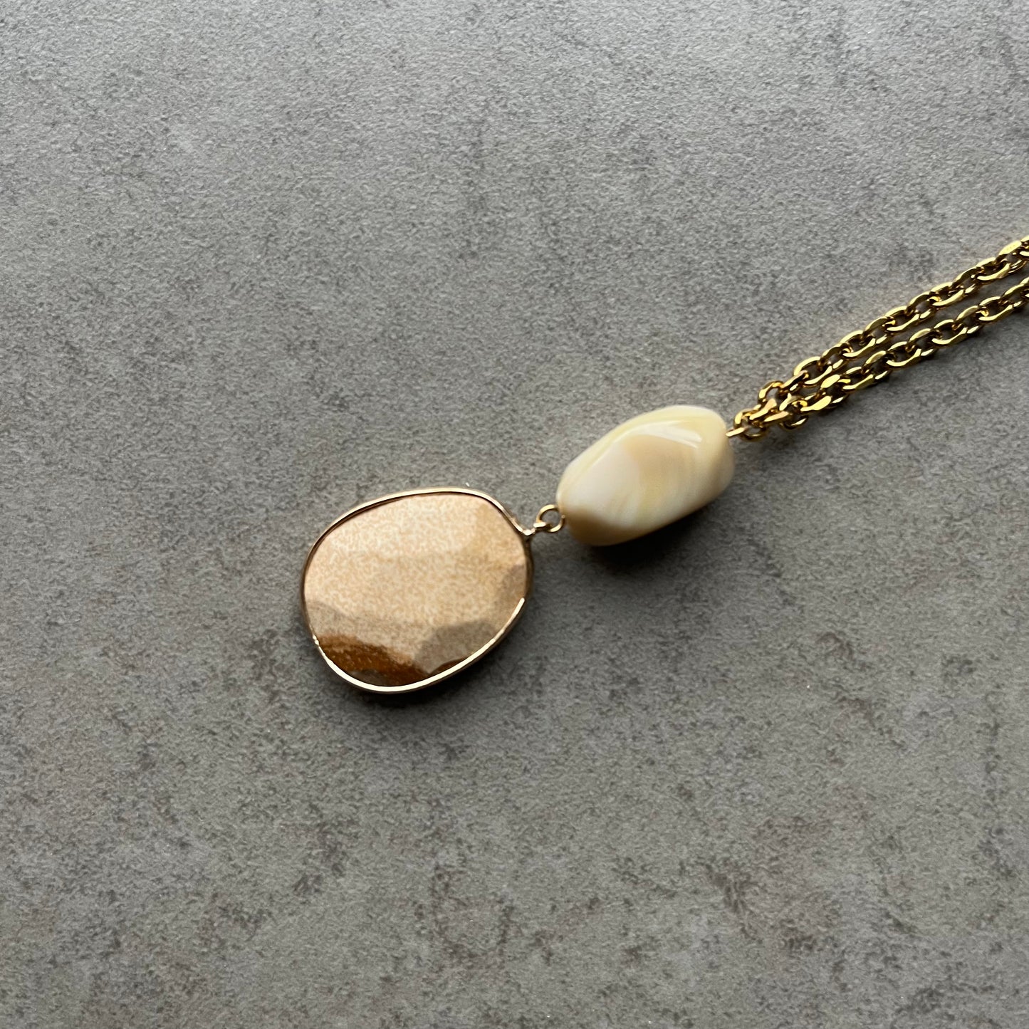 collier acier inoxydable doré jaspe beige
collier pierre naturelle femme doré
bijou bohème chic jaspe beige
collier doré résistant eau femme