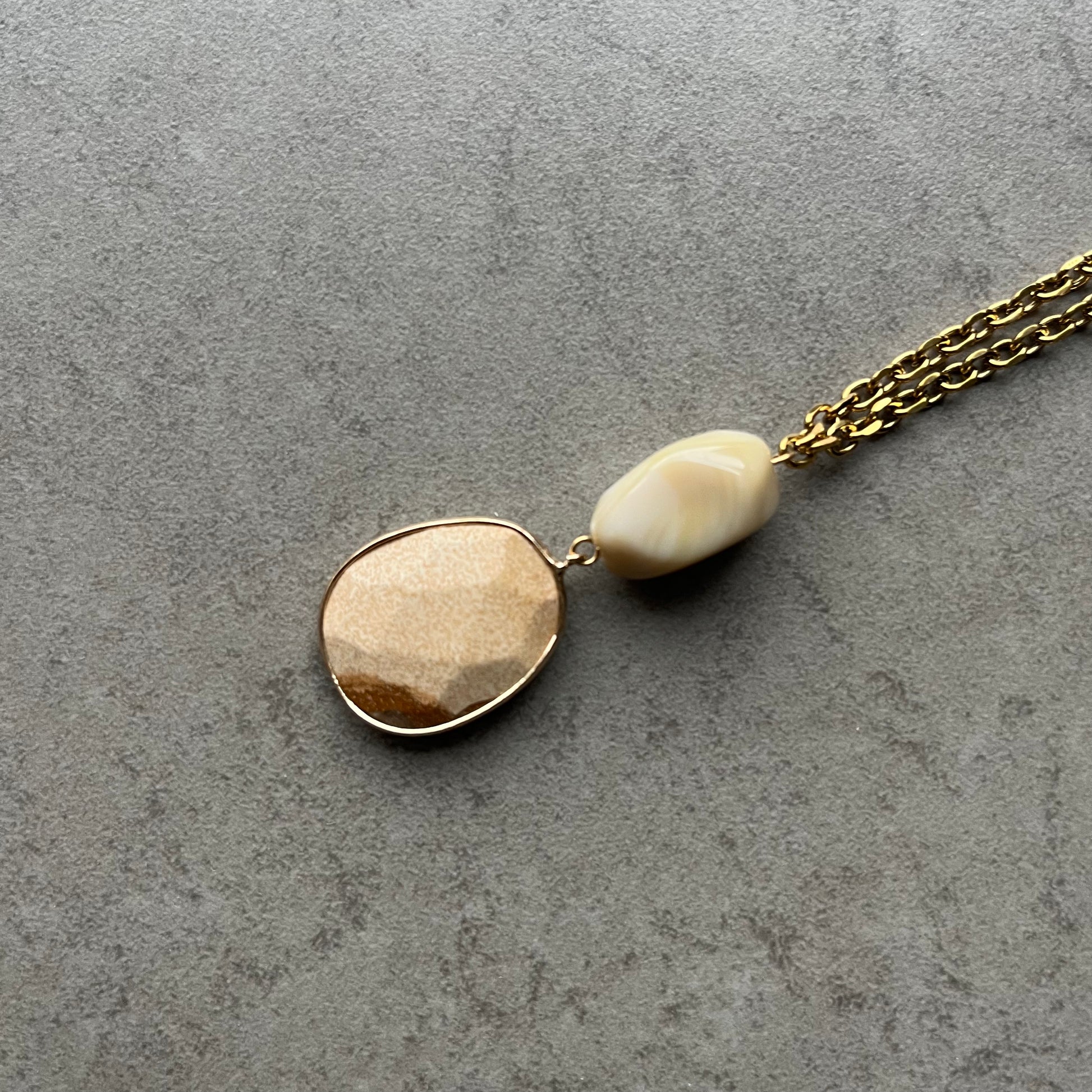 collier acier inoxydable doré jaspe beige
collier pierre naturelle femme doré
bijou bohème chic jaspe beige
collier doré résistant eau femme
