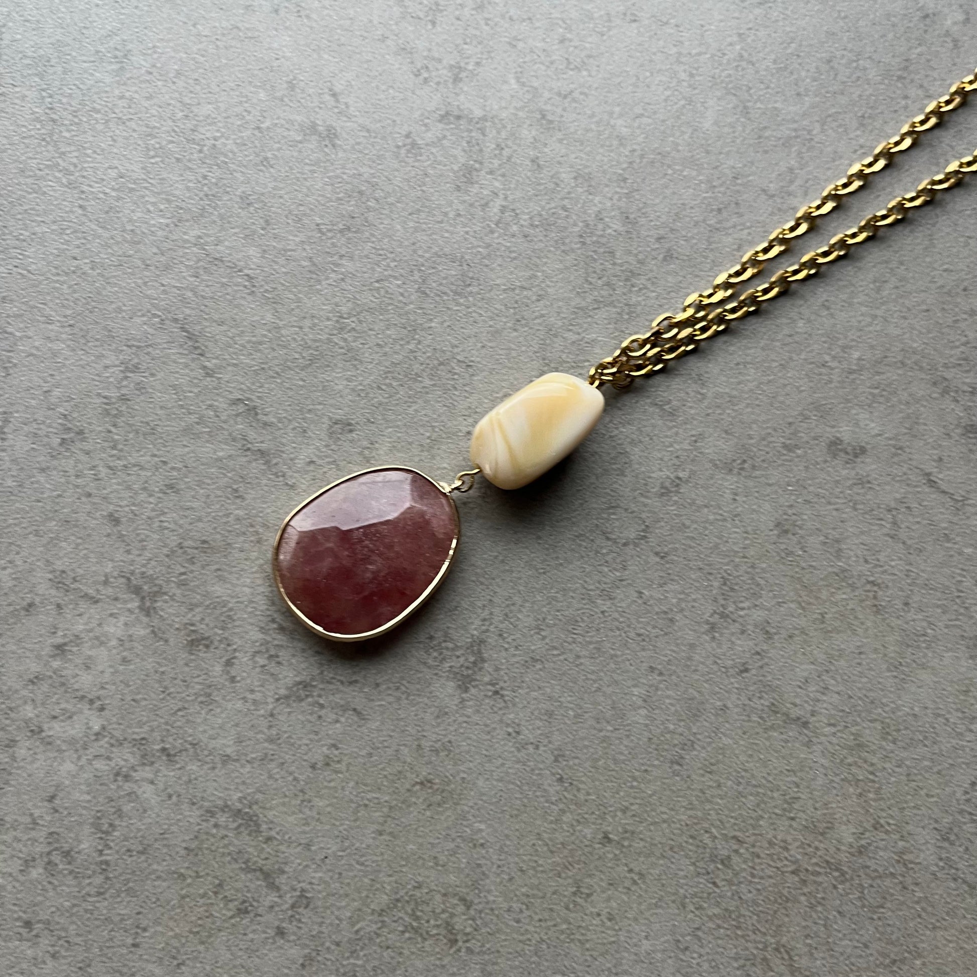 collier acier inoxydable doré jaspe rouge
collier pierre naturelle rouge femme
bijou bohème chic jaspe rouge
collier doré résistant eau femme